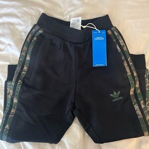Adidas boys black & camo sweatpants BNWT 5T